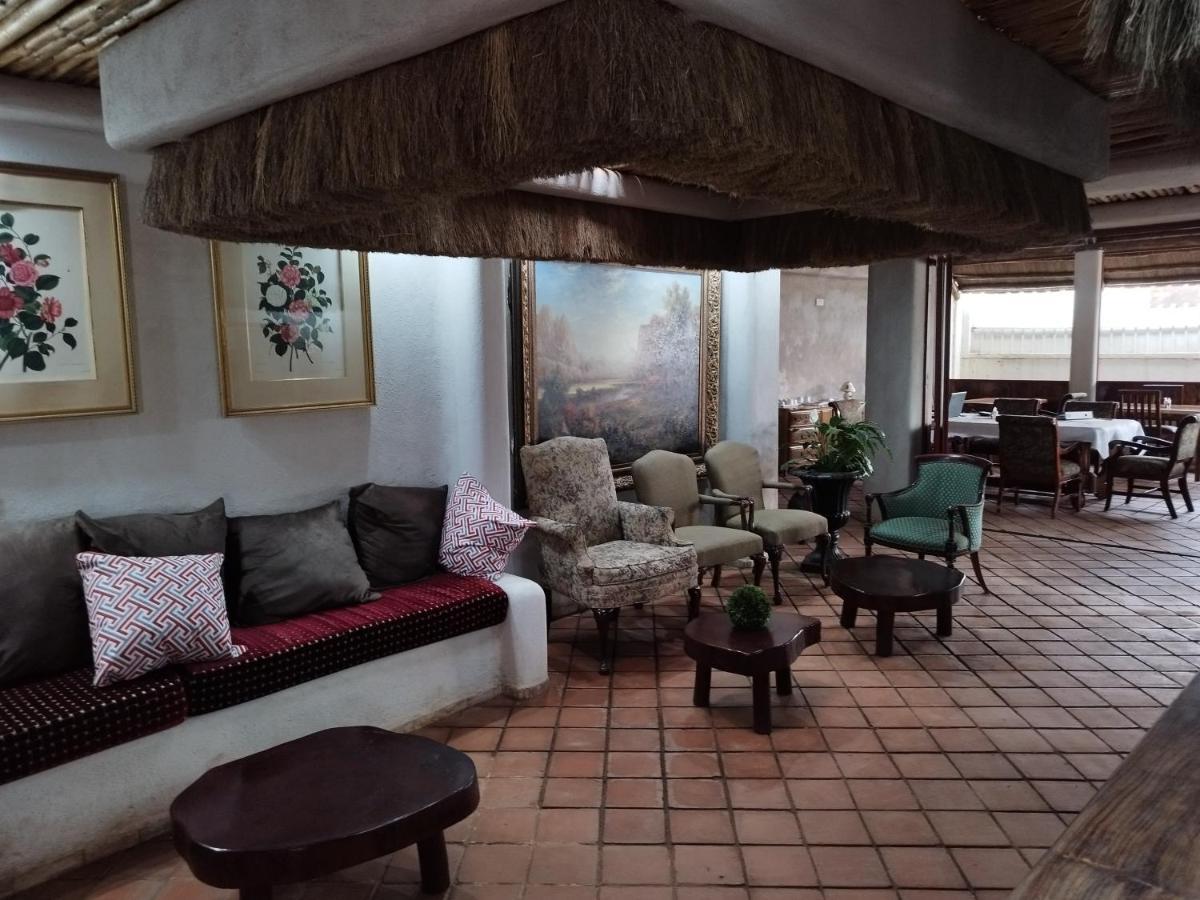 Mia Safari Lodge And Restaurant Entebbe Exteriör bild