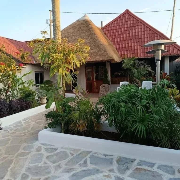 Mia Safari Lodge And Restaurant Entebbe Exteriör bild