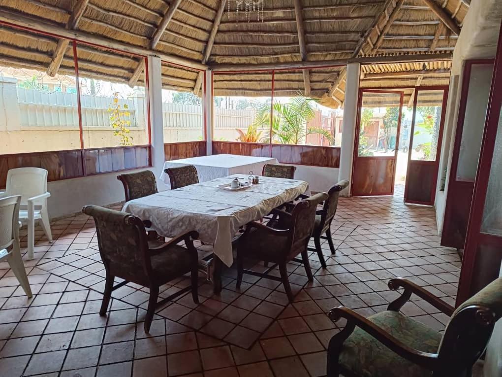 Mia Safari Lodge And Restaurant Entebbe Exteriör bild