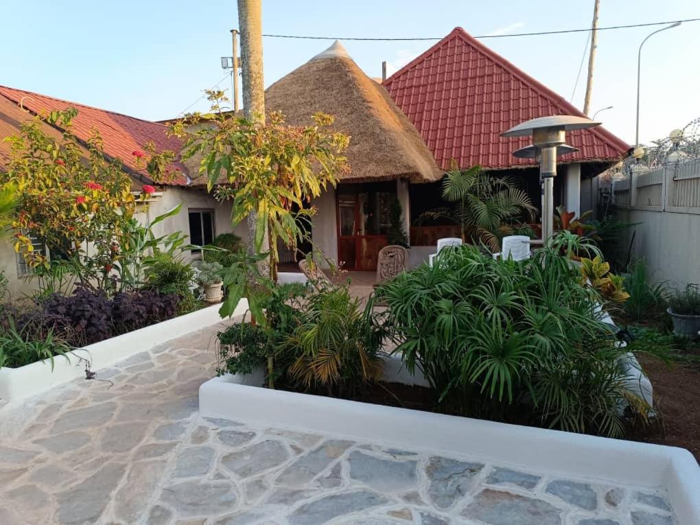 Mia Safari Lodge And Restaurant Entebbe Exteriör bild